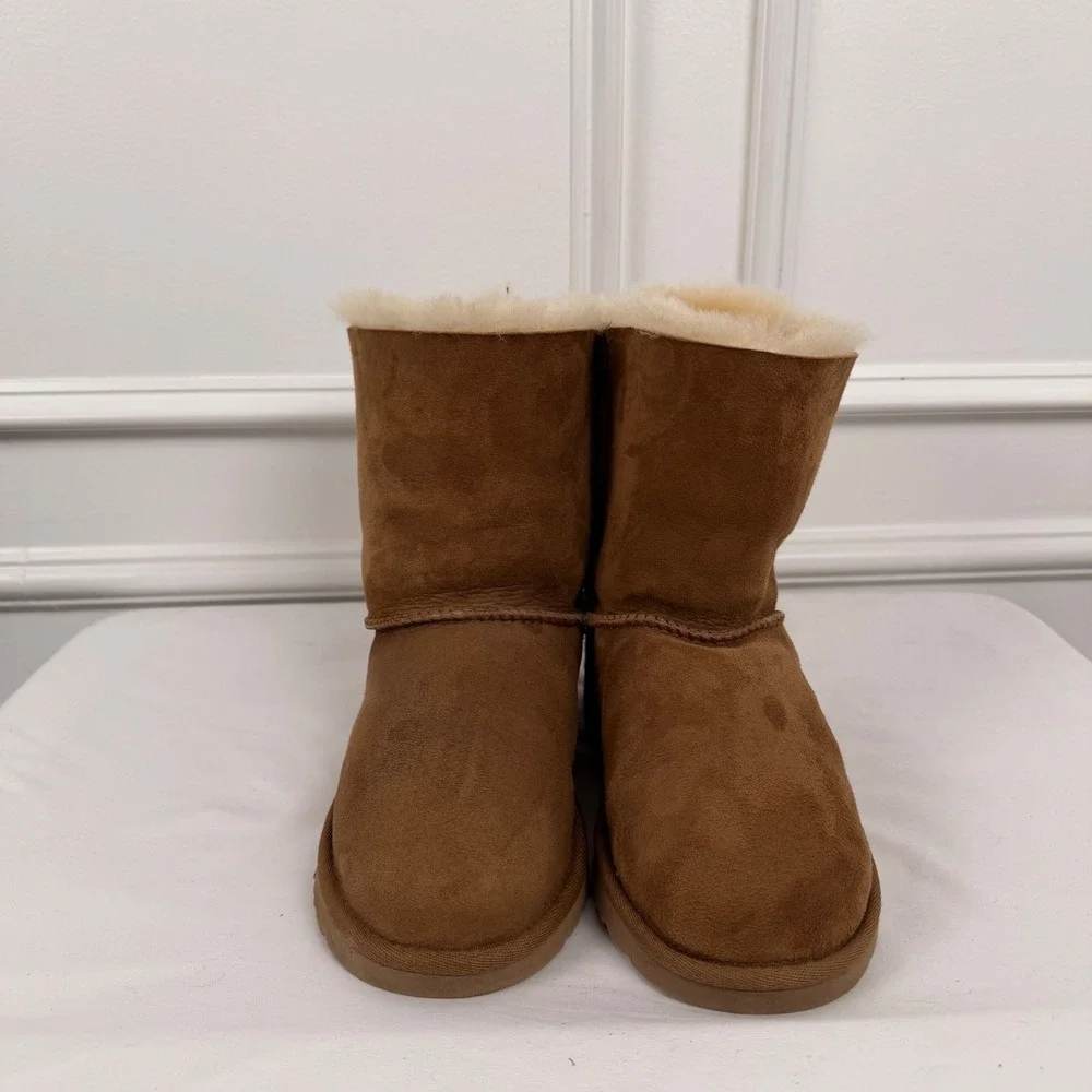UGG Australia Bailey Bow II Chestnut Suede Sheepskin Boots 3280‎ Mens 6 Womens 8
